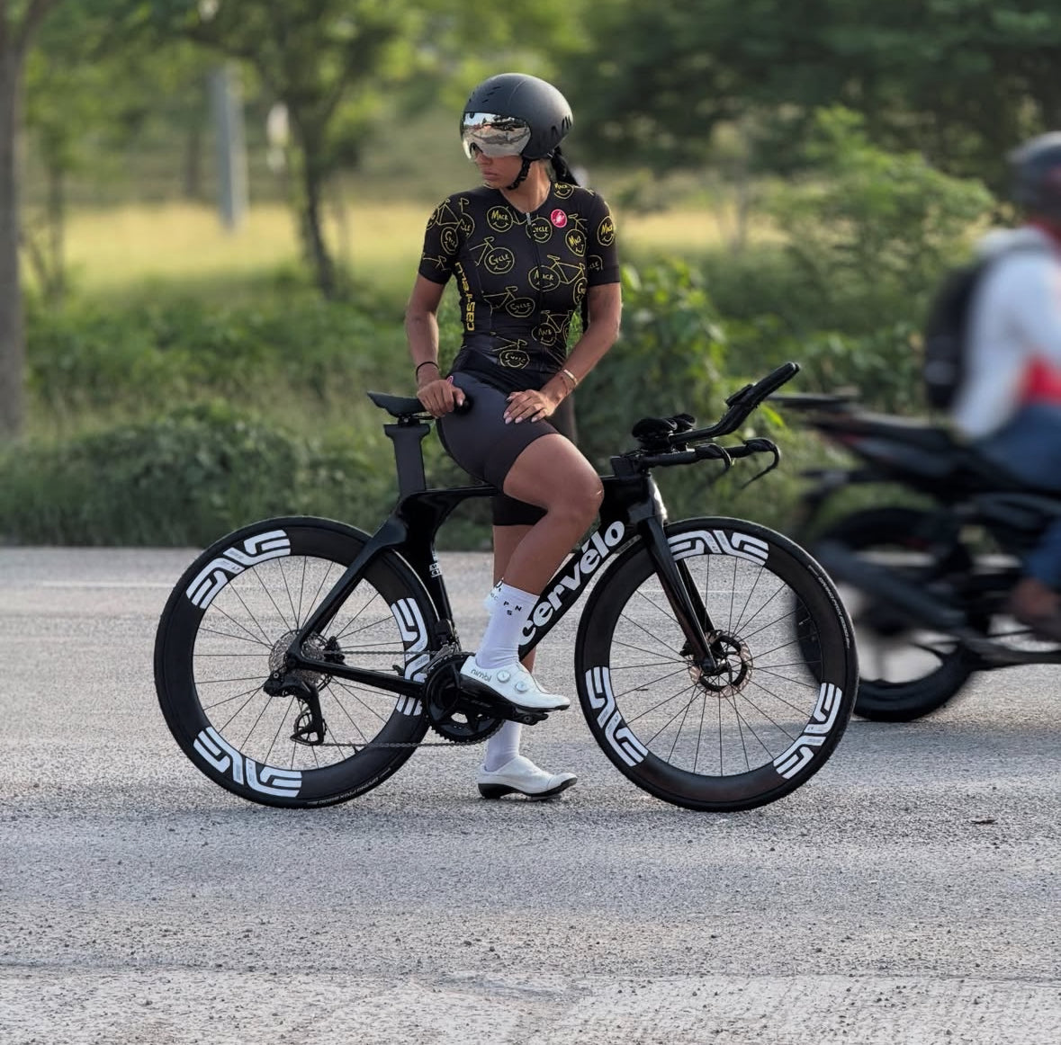The front end cockpit of the Cervelo P5 SRAM Force eTap AXS Bike in Twighlight Chameleon. The bike is inside the mack cycle service department ready to fly.